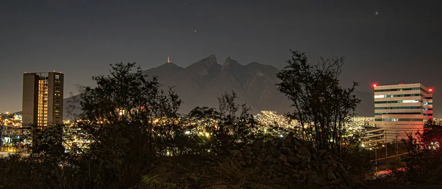 Panorámica de Monterrey con el Cerro de la Silla